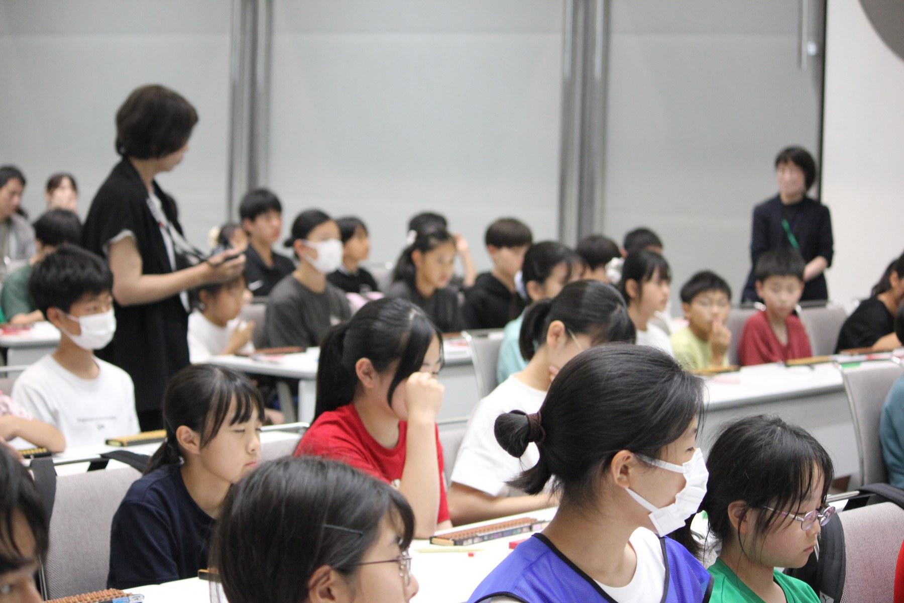 全国そろばんコンクールの会場で競技を待つ選手たち
