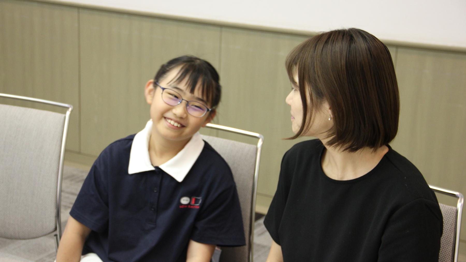 取材中に笑顔を見せる生徒