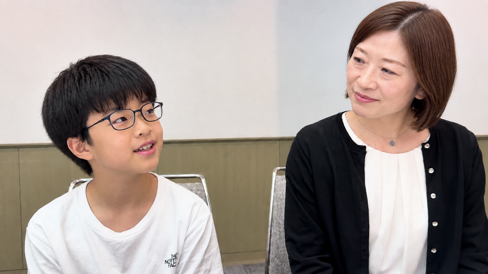 取材に答える生徒と、穏やかに見守る保護者